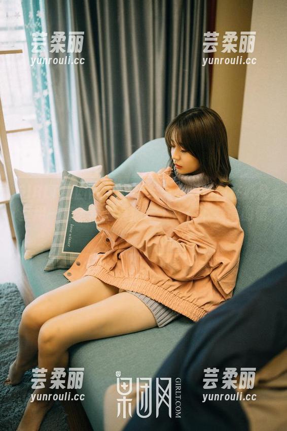 GIRLT果团网 - 来看看莫雅淇如何在办公室用一套全套道具搞定工作，下载请酌情！