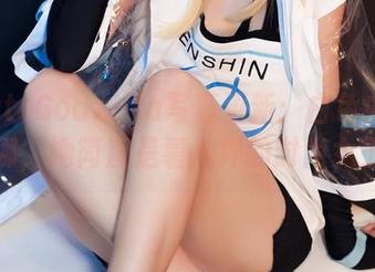 PotatoGodzilla写真更新：白色内衣？天哪，她简直是薯片界的时尚女王！