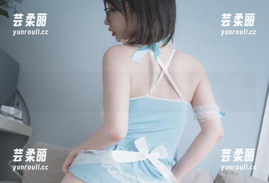 最新图册：Uhye(이유혜)白裙，看看这轻盈的材质，瞬间被春风拂面的感觉吸引了。
