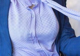 Xiuren秀人网 – 何梦兮Stacy的夏日写真，感觉她可能是在和太阳打情骂俏