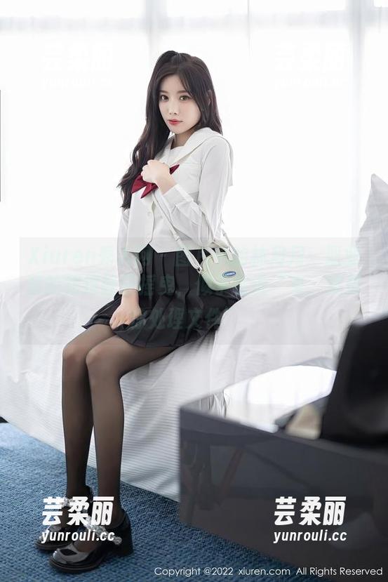 Xiuren秀人网 - 图片中的林月月：职业装的裙摆轻轻摇曳，似乎在说“来，我帮你处理文件”。