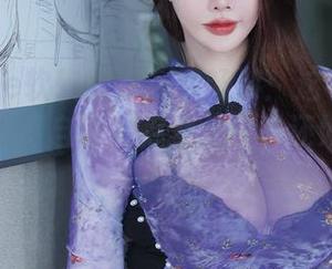 在eloise软软的泳衣里畅游：这个原图让我突然觉得自己有点紧张……还好浪打来了！