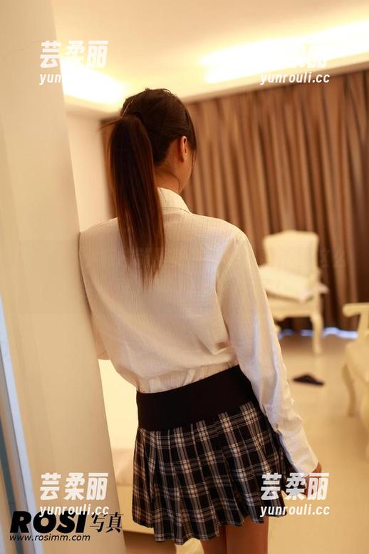 rosi - 小莉的制服美图更新，要不要这么会挑逗人啊，心脏受不了！