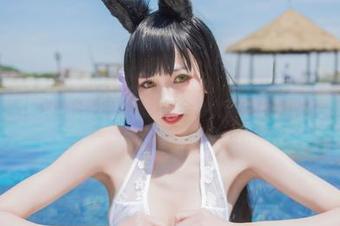 别眨眼！你的负卿穹妹兔女郎全集，车内风情犹如一首诗