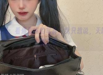 短裙与壁纸：看倦倦喵的写真，我只想说，天哪，这太迷了吧。