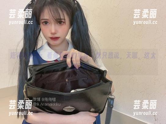 短裙与壁纸：看倦倦喵的写真，我只想说，天哪，这太迷了吧。