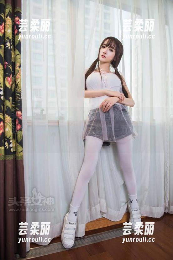 头条女神 - 边看莫小希的丝袜高清图集，边想：我能不能也穿上这样一双袜子去上班？