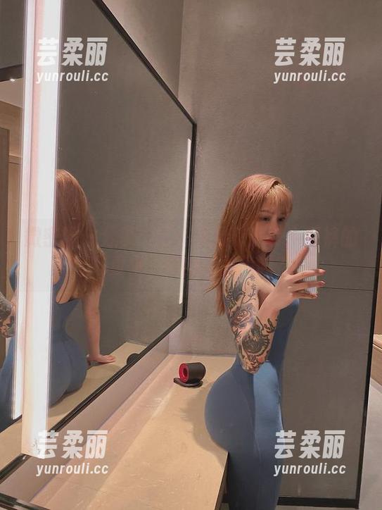 微密圈 - 分享一下：宋昱欣那套牛仔裤的写真集，真的是时尚吗？