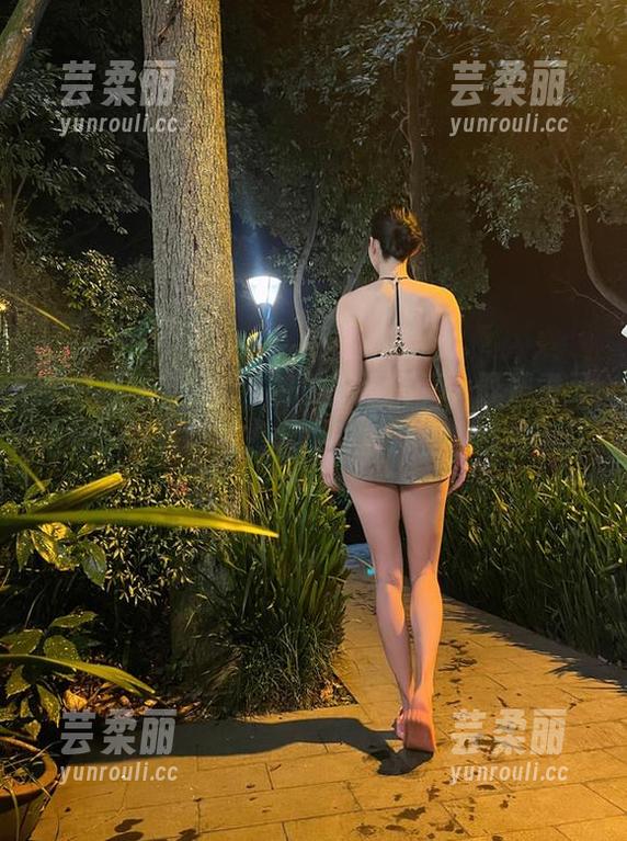 微密圈 - 宝儿茹171的修女写真，既严肃又俏皮，简直让我想起小时候那些纯真的事！