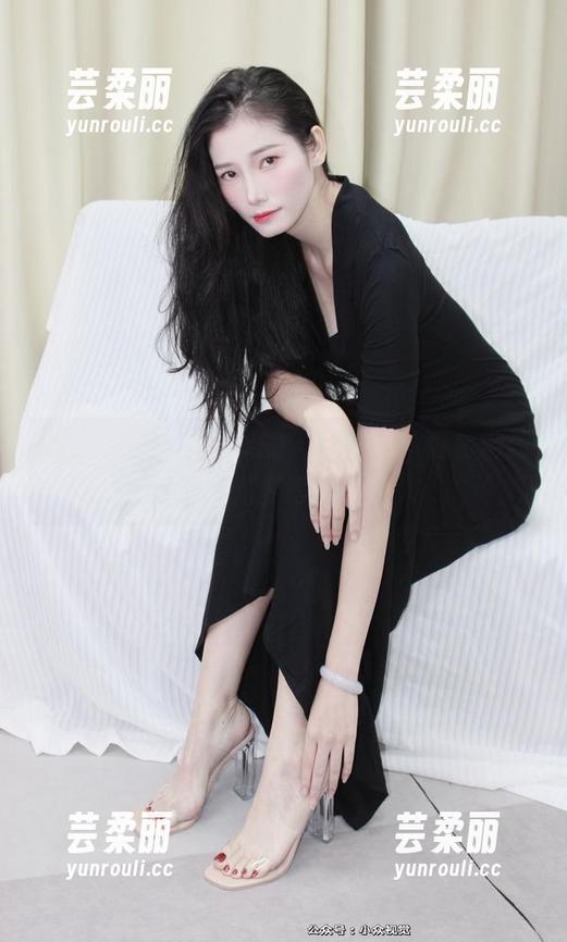 小众视觉 - 小苹果的天台写真，看看她如何把阳光变得那么诱人
