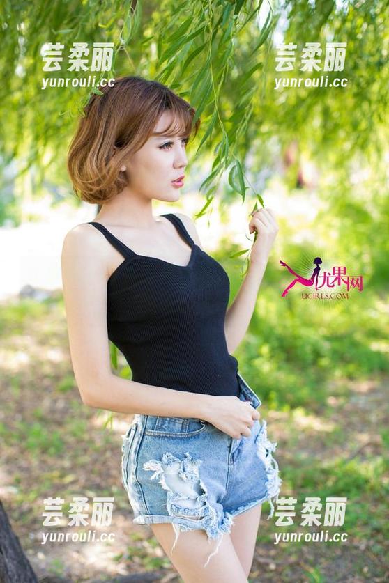 尤果网 - 青树的隐秘私拍：连体衣与秋天的色彩图片！