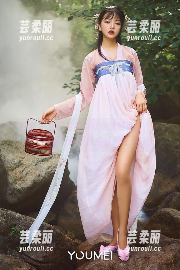 尤蜜荟 - 下载露露小喵的泳装写真，赶紧看看她是如何用泳衣征服夏天的！
