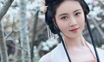看年年Nnian瑜伽，真想问她哪儿搞的cos图包