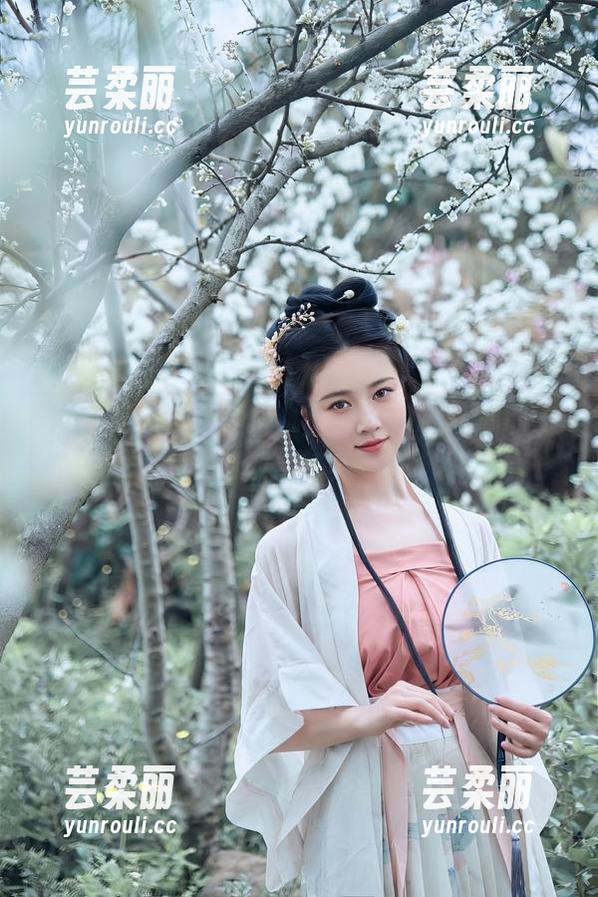 看年年Nnian瑜伽，真想问她哪儿搞的cos图包