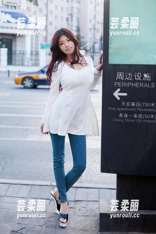 推女郎 - 私房图集：易阳在泳池边的慵懒日常，水面上跳动着的光影