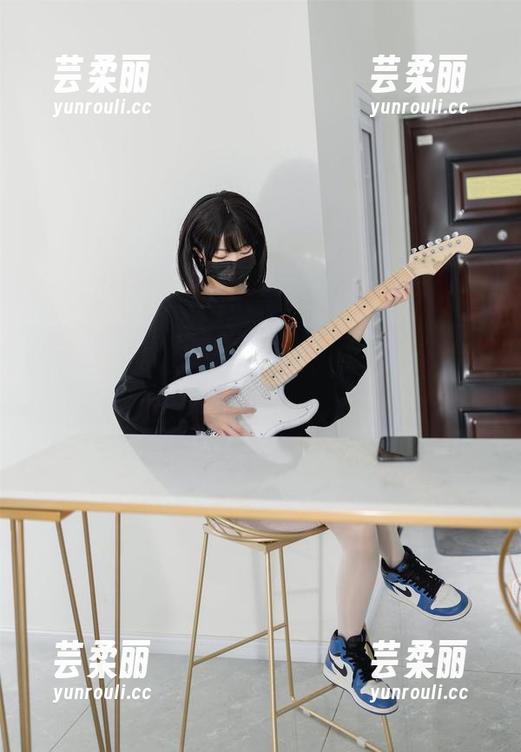 杏仁曲奇原图曝光，眼镜娘高叉女仆的魅力让我停下了滚动！？