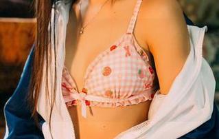 果团网 – little贝壳喵的灰丝精选图库，不仅仅是写真，更是幽默与美的完美结合！