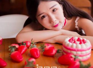 果团网 – 当陈雅漫的夏天写真集闯入你的生活，分享一下快乐的同时也别忘了带上防晒霜哦！