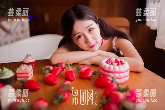 果团网 - 当陈雅漫的夏天写真集闯入你的生活，分享一下快乐的同时也别忘了带上防晒霜哦！