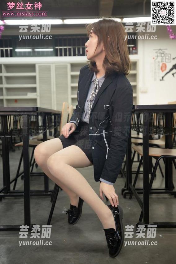 梦丝女神 - 这壁纸我不懂，但乔儿的白色写真可真让人想一探究竟。能不能再来点深度？