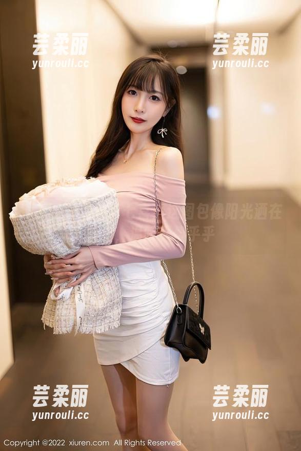 秀人网 - 清纯李七喜：这图包像阳光洒在脸上，温暖又傻乎乎