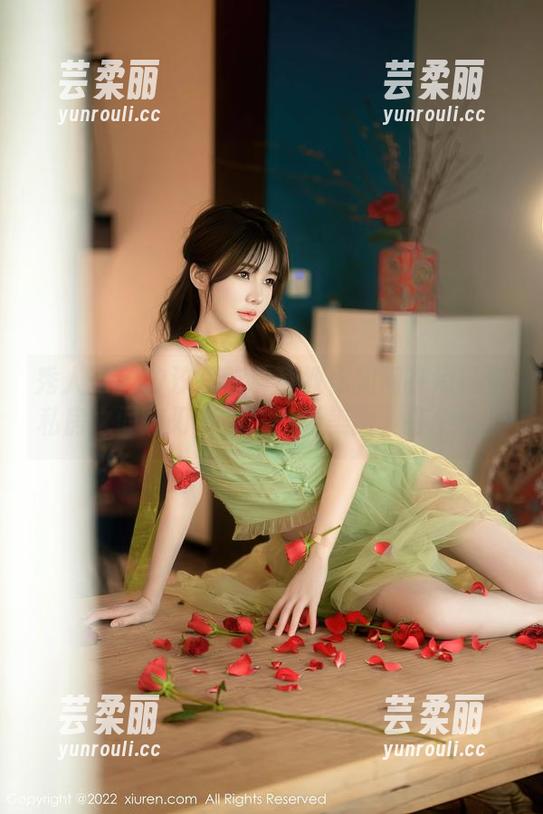 秀人网 - 汐汐爱吃草莓教你如何在清纯与私房之间游刃有余：一张美图，打个格！