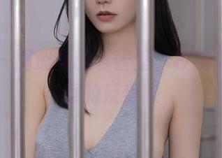 秀人网 – 图册里的爱酱里，校服有种不经意的反叛感