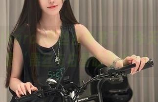 腐团儿Ikaros黑丝合集来了，今天的主题是‘黑丝与白皙的碰撞’！