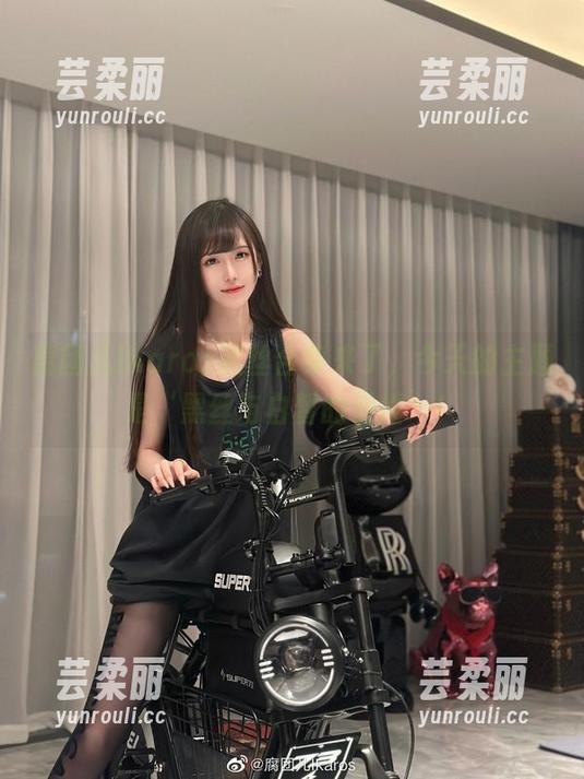 腐团儿Ikaros黑丝合集来了，今天的主题是‘黑丝与白皙的碰撞’！