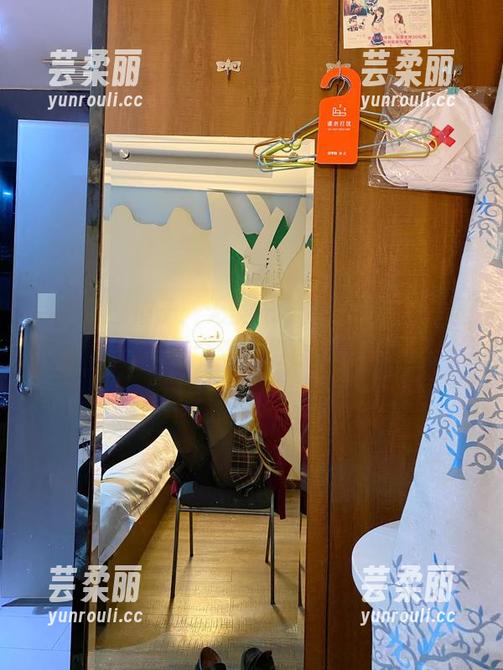 追随芋圆侑子：无圣光与狂三的套图，真是个奇妙组合！