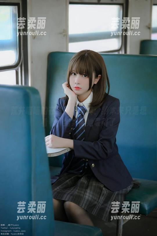 荒井喵喵的在线秘书写真：我本来只是想看看，结果被她吸引了