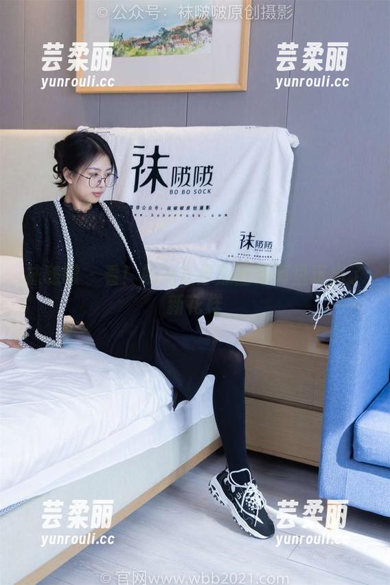 袜啵啵 - 看！奶油在厚黑丝写真里玩出了新花样
