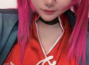 当贝贝琪Becky遇见无圣光，图片中的可爱瞬间竟如此违和？