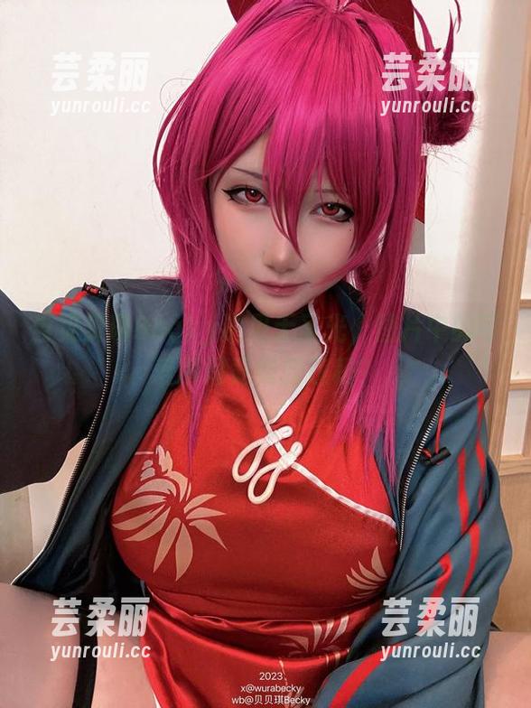 当贝贝琪Becky遇见无圣光，图片中的可爱瞬间竟如此违和？