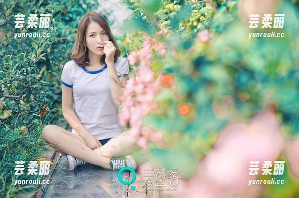 青豆客 - 高清照片里的Akiki朱若慕：裤里丝微微一晃，心跳不止！
