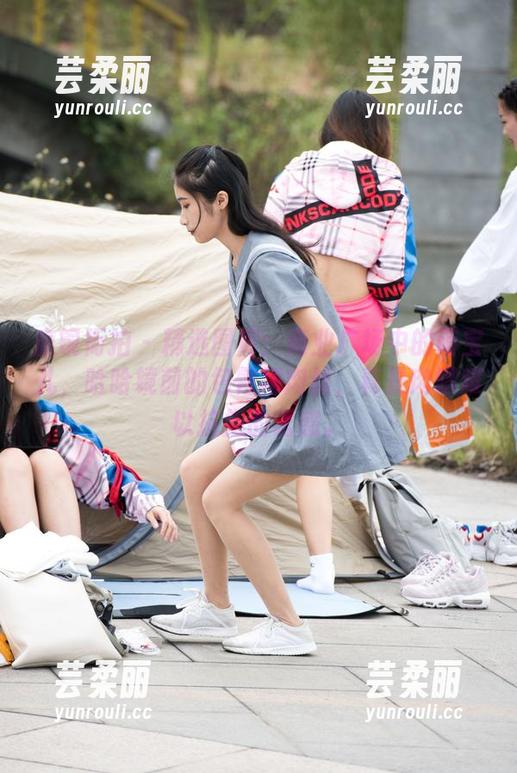 魔镜街拍 - 精选图库：商业广场中的萌宝儿，哈哈镜前的包臀裙肉丝，真是肉眼难以抗拒的诱惑。