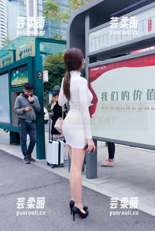 表妹来了穿越魔镜街拍，真想知道拍下这张图片时她的心情如何？