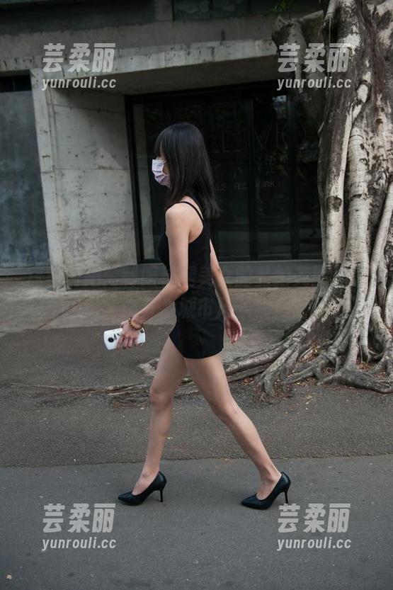 魔镜街拍:制服长腿美女的私拍美图,轻松晋升为城市风景线! 魔镜街拍:制服长腿美女的私拍美图,轻松晋升为城市风景线!